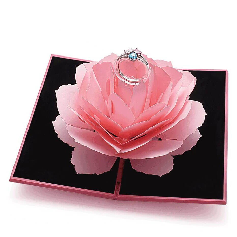 Boîte à bagues rose personnalisée à la main