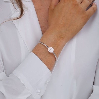 Bracelet ouvert à graver avec une initiale